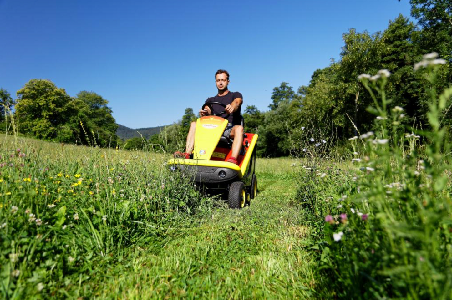 TRACTOR CORTACÉSPED Serie A80P3