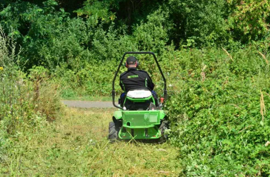 DESBROZADORA DE ASIENTO ATTILA AK 98X