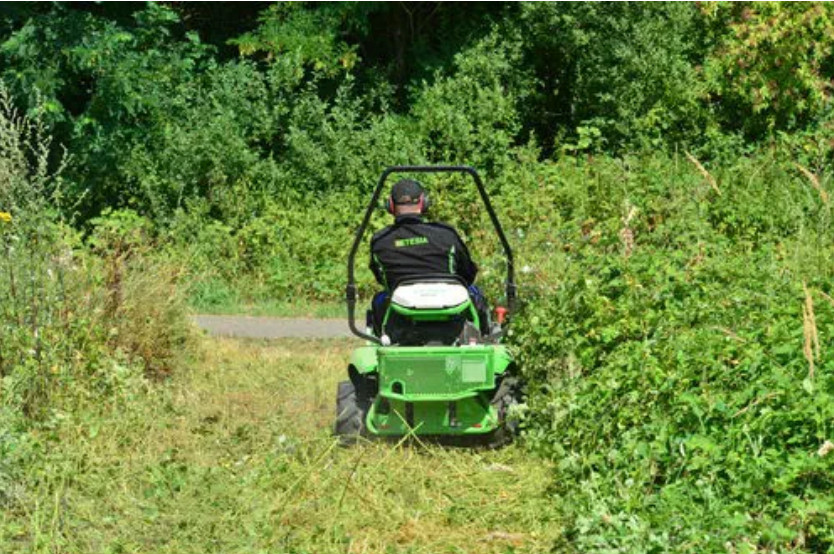 DESBROZADORA DE ASIENTO ATTILA AK95