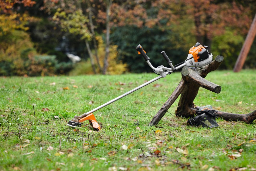 Más comodidad durante largas jornadas de siega con la desbrozadora de gasolina FS 261 C-E (GAFAS, GASOLINA, GUANTES)